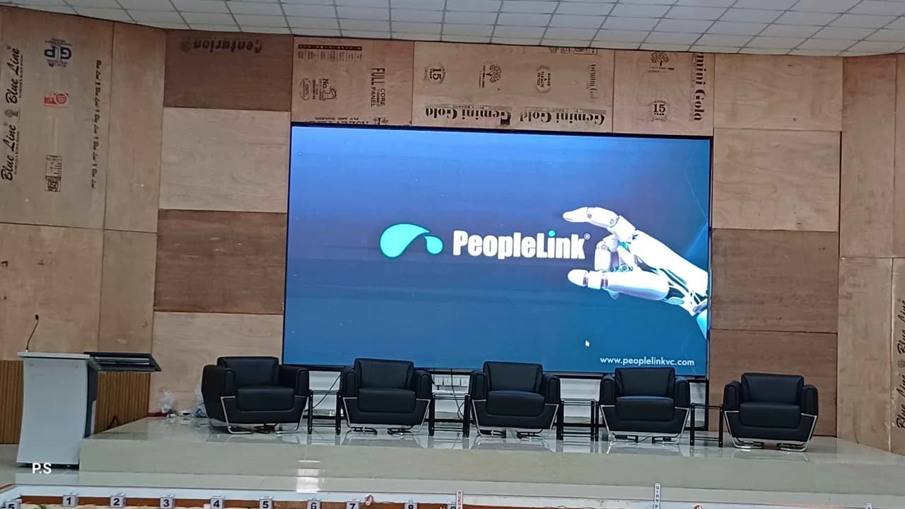 Large indoor Active LED wall in an operations room